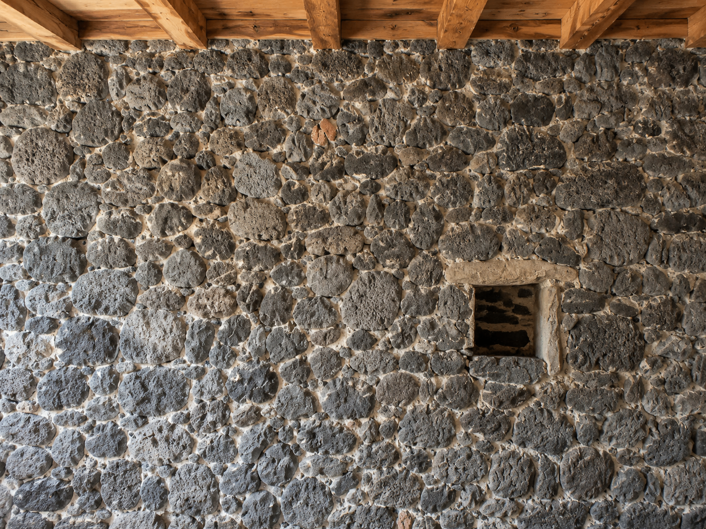 Pared de piedra original antes del enyesado artesanal